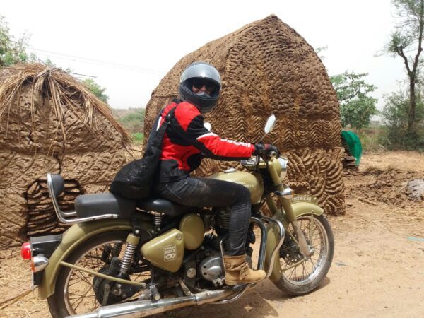 « Conduire une Enfield, c’était mon rêve », Delphine