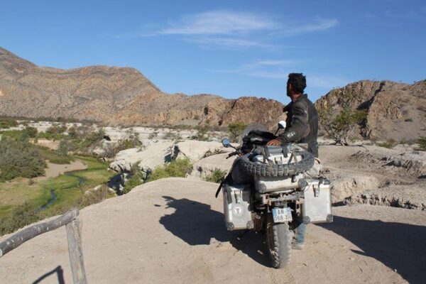 Terre Propice, le Voyage de l’Afrique à Moto de Luc Cotterelle