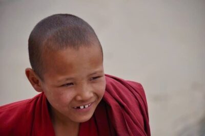 enfant inde himalaya en moto 