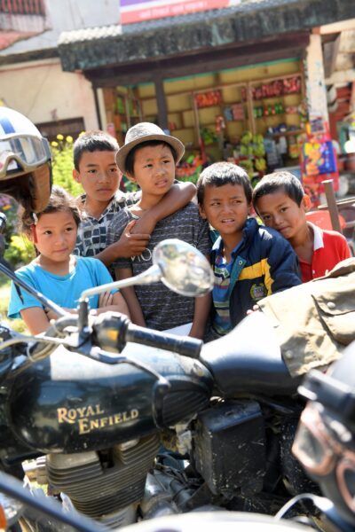 enfants avec la royal enfield