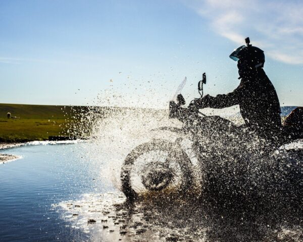 VIDEO : Voyages moto en Mongolie en Royal Enfield