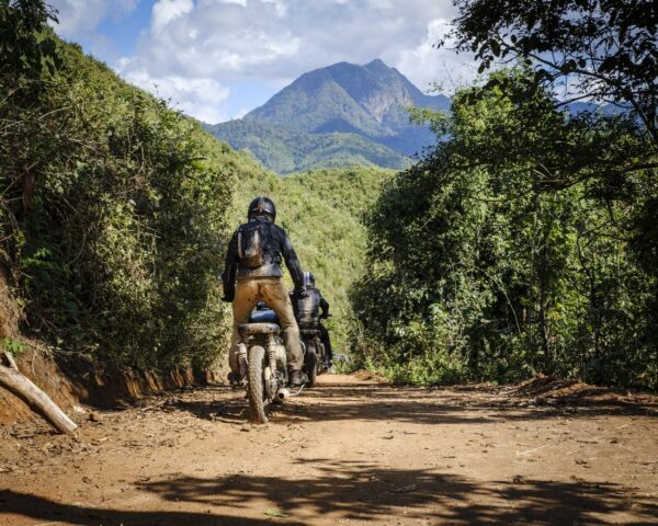 Voyager en Asie avec une moto de caractere