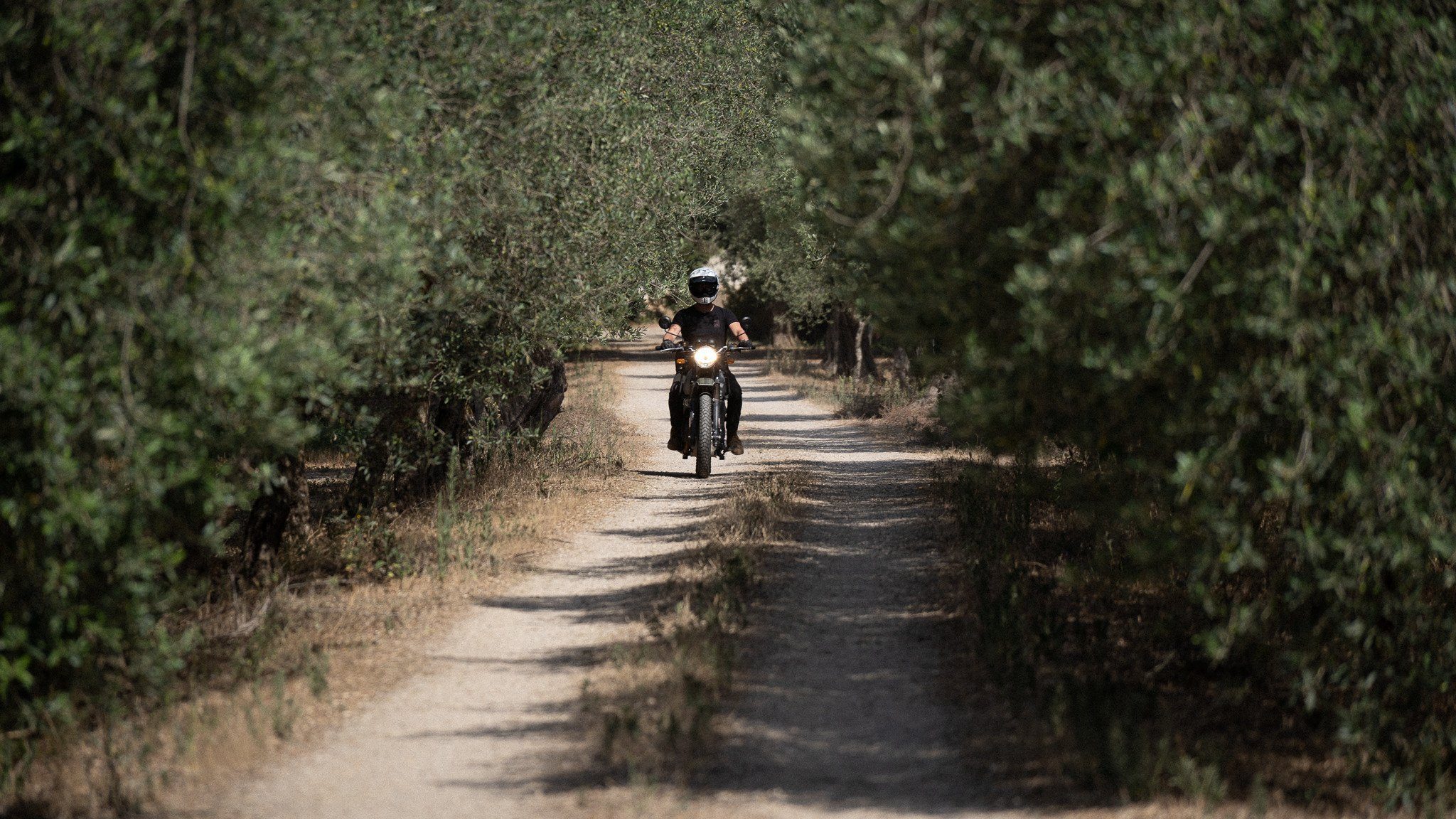 Votre voyage moto en Sardaigne, Une Aventure entre Mer et Montagne