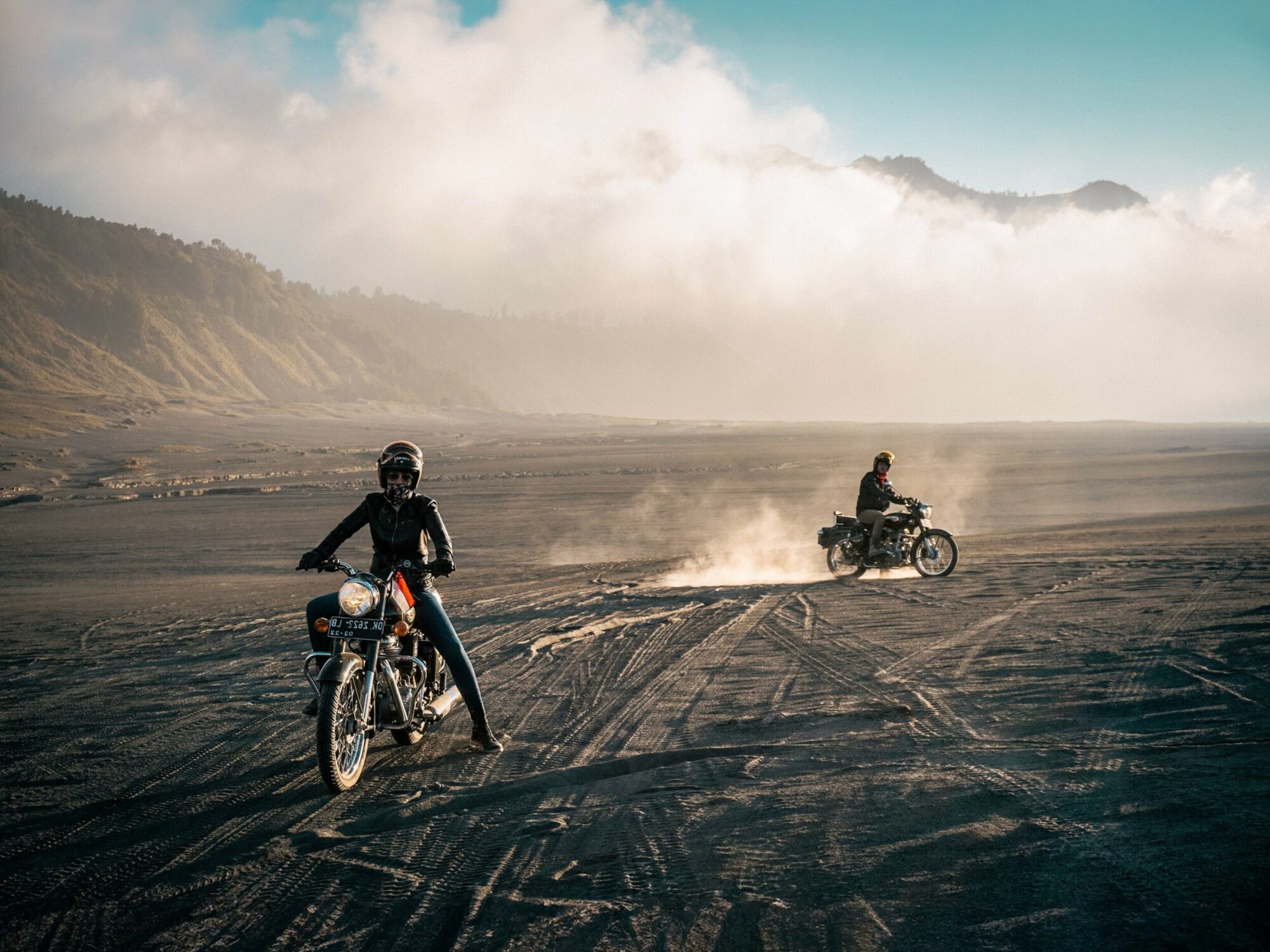 Voyage moto au féminin : à 70 ans, Martine parcourt le monde en Royal Enfield
