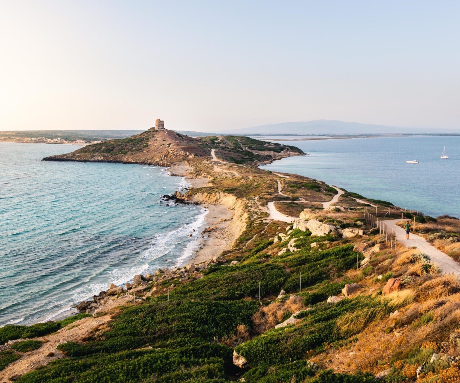 Halbinsel Sinis bei San Giovanni di Sinis mit Wachturm, Strand und Küstenweg