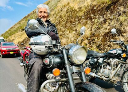 Voyage moto au féminin : à 70 ans, Martine parcourt le monde en Royal Enfield