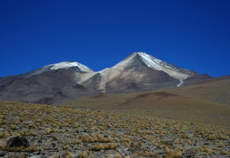<h2>Cerro Uturuncu, Bolivie</h2>

Le Cerro Uturuncu, volcan bolivien de la Cordillères des Andes, situé dans le désert du Lipez atteint les 5777m d’altitude. La route, praticable seulement jusque 5550m, est un savant mélange de virages en épingle à cheveux et ravins intimidants. Une expérience qui saura ravir les explorateurs désireux de dépasser leurs limites.