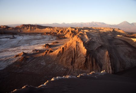 <h2>Refugio Tejos, Chili</h2>

La route menant au plus haut volcan du monde, l’Ojos Del Salado, passe par le Refugio Tejos. Ce refuge de haute montagne, situé au cœur du désert d’Atacama au Chili, culmine à 5800m d’altitude. Une pause bien méritée sur un chemin certes carrossable, mais en piètre état. Avis aux riders passionnés et expérimentés pour ce trip extrême hors des sentiers battus !