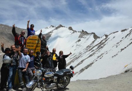 <h2>Khardung La, Ladakh, Inde</h2>

Entre vallées verdoyantes et formations rocheuses désertiques, le célèbre col de Khardung La figure parmi les routes carrossables les plus hautes du monde. Situé à 40km de Leh, la capitale du district du Ladakh, le col du Khardung La est un sacré défi à relever. Avec une hauteur de 5602m et des routes sinueuses à faire pâlir n’importe quel motard confirmé, son ascension nécessite une bonne condition physique. Sensations fortes assurées lors de la traversée de ce col périlleux. Franchir le Khardung La est l’occasion rêvée pour en prendre plein les yeux au volant d’une moto de caractère comme la Royal Enfield. Sautez le pas du <a href="https://www.vintagerides.com/voyage-moto/inde-himalaya/">voyage moto au Ladakh</a> avec nos circuits <a href="https://www.vintagerides.com/voyage-moto/inde-himalaya/transhimalayenne/">La Transhimalayenne</a> et <a href="https://www.vintagerides.com/voyage-moto/inde-himalaya/oasis-sommets-du-bout-du-monde/">Oasis et Hauts Sommets de l’Himalaya</a>.