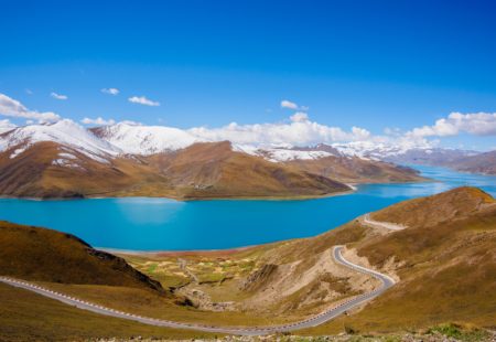 <h2>Semo La, Tibet, Chine</h2>

Sur la troisième place du podium se trouve le col de Semo La à 5565m d’altitude. Imposant avec ses 150km de haut plateau aride, le Semo La est l’un des cols de plus de 5500m les plus empruntés. Prenez plaisir à sillonner cette route mystérieuse pour un <a href="https://www.vintagerides.com/voyage-moto/inde-himalaya/">voyage Royal Enfield en Himalaya</a> authentique.