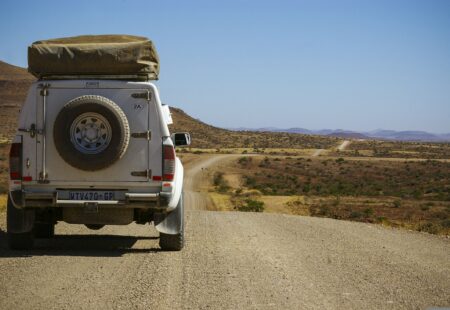 <h2>On s'est rendu compte que....</h2>

Avec seulement 3 habitants au Km2, on ne croise pas foule sur les pistes de<a href="https://www.vintagerides.com/voyage-moto/namibie/pistes-en-terre-namibienne/">Namibie</a>. Sur cet immense territoire de seulement 2,5 millions d’habitants, chaque rencontre compte. Nous croisons d’autres voyageurs, souvent des sud-africains en vacances. Pour eux, c’est un véritable art de vivre de voyager en 4x4 tout équipé, avec la tente sur le toit, pour passer la nuit au cœur des immenses espaces sauvages d’Afrique australe. Tous sont très étonnés de nous voir sur nos bécanes avaler les kilomètres dans le désert. C’est vrai que les distances sont importantes, il ne faut pas vouloir en faire trop, et bien penser à se ravitailler dès qu’on traverse une petite ville. Parfois, on envie leur confort et leur beau Land Rover. Puis une fois le nez au vent, on se rappelle instantanément que rien ne vaut la vie au guidon, l’air qui fouette le visage et tout cet environnement qui nous pénètre sans filtre.

