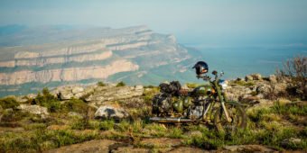 moto devant paysage afrique