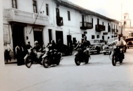 <h3>Départ en Harley Davidson</h3>

Arturo López Guido a 19 ans lorsqu’il part avec deux compagnons pour un <a href="https://www.vintagerides.com/">voyage à moto</a> à travers le Pérou, la Bolivie, l’Argentine et le Chili, avant de rentrer à Huancayo. L’équipée part de Lima le 1er Novembre 1946. « Rien que pour rejoindre Lima c’était toute une aventure. Depuis Huancayo, ville perchée à 3260 m, il faut franchir le col de Ticlio, à 4818 m. C’était un pari fou, il faut imaginer l’état des routes sur leur itinéraire, pas une seule portion asphaltée sauf dans les grandes villes. Mon oncle n’avait que très peu d’expérience moto à son âge et les Harley de cette époque n’étaient pas du tout les mêmes machines qu’aujourd’hui. » Au total, les trois motards intrépides roulent 26 jours et parcourent 11 458 km !