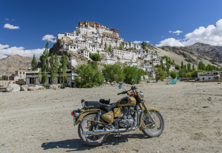 <h2>Quel est ton coup de cœur dans les différents circuits en Inde ?</h2>

Le <a href="https://www.vintagerides.com/voyage-moto/inde-himalaya/">Ladakh</a> sans hésitation. Un endroit vraiment spécial, intense, où tout est réuni : une culture traditionnelle, des paysages à couper le souffle, et surtout les gens. Au Ladakh, les conditions de vie sont rudes (altitude, climat…), et les gens ont cette humilité et cette bienveillance qui fait chaud au cœur. 

