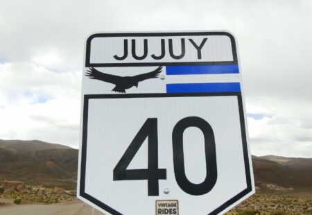 <h3>Quelle est ta partie préférée de l'itinéraire ?</h3>

La <em>"Ruta 40"</em> est sans hésiter la route la plus exceptionnelle du <a href="https://www.vintagerides.com/voyage-moto/amerique-du-sud-argentine/"> trip et de l'Argentine! </a> Cette route nationale traverse le pays de haut en bas en longeant la Cordillère des Andes. Elle mesure plus de 5000 km de long et nous emmène dans les coins les plus incroyables du pays. L'arrivée dans la vallée de la Lune à <em>Cusi Cusi</em> par la route 40 est certainement l'un des moments les plus merveilleux d'une vie de motard.