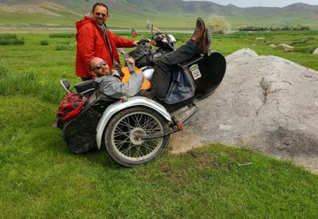 <h3>Trois roues sinon rien</h3>

Le goût de la route est de nouveau en marche, quand on vous dit que c’est addictif ! Ce <a href="https://www.vintagerides.com/voyage-moto/inde-himalaya/">voyage moto au Ladakh</a> en side-car  annonce de futures aventures avec Vintage Rides. L’été 2016, East Side Story voit le jour en Mongolie. En partenariat avec Alternativ’ Side-Car, l’entreprise de Jean, Vintage propose ses premiers départs en side-car aux riders souhaitant sillonner les steppes sur des engins uniques, les paniers Yeti de Jean attelés aux Enfield sur place. « J’ai toujours plus ou moins travaillé avec mon père, et à ce moment-là, je me suis rapproché de Vintage en mettant un pied dans la réalité du travail d’agent de voyage. » Puis quelques mois après, c’est un autre projet fou que Gene suit de près : la Frozen Ride, un rêve partagé entre Jean et Alex qui aboutit pendant l’hiver 2017 sur le lac Khövsgöl en Mongolie. « On a l’expérience d’atteler des paniers aux motos classiques mais de les emmener ensuite rouler sur un lac gelé, c’était une première ! » 