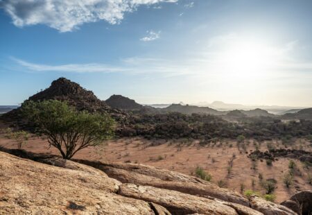 <h2>Traversée du désert du Namib</h2>

Au fil de notre voyage moto en Namibie, on entre littéralement dans la terre du grand vide, aux confins de <a href="https://www.vintagerides.com/voyage-moto-afrique/">l'Afrique</a> et du monde monde qui semble oublié sous le sable de son désert mythique, le Namib. Le désert le plus vieux du monde est un océan de dunes et de rocailles couvrant 1 500 km de la façade maritime de la Namibie, sur 80 à 160 km de large. Le parcourir à <a href="https://www.vintagerides.com/calendrier-des-departs/">moto</a> est une aventure extraordinaire. Il faut de la confiance pour avancer sur les pistes namibiennes avec assurance et décontraction ! Épreuves et adversité sont vite oubliées lors de soirées à refaire le monde autour du feu, à se remémorer les péripéties du jour dans une obscurité onctueuse, irradiée d’étoiles. 
