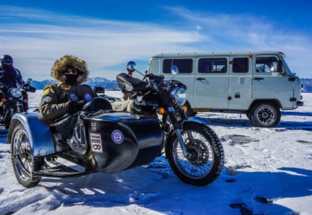 <h2>TROIS ROUES SINON RIEN</h2>

Cette nouvelle édition de la <a href="https://www.vintagerides.com/voyage-moto/mongolie/frozen-ride/">Voie des Glaces</a> est toute particulière. En février 2020, nos riders intrépides s’élanceront sur la glace à bord de nouvelles machines, et pas n’importe lesquelles. Ils seront les premiers à rouler dans l’extrême nord de la Mongolie sur nos nouveaux attelages des glaces, toujours signés Jean Burdet, notre partenaire d’<a href="https://www.alternative-sidecar.com/">Alternative Side Car</a>. Rencontre avec le « grand mamamouchi de l’engin attelé » comme l’a surnommé Sylvain Tesson lors de leur première aventure sur le lac gelé en 2017. 