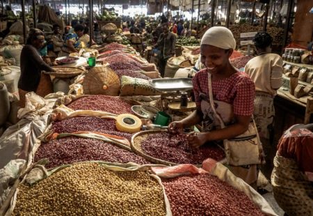 <h2>2. Explorer le marché de Kimironko </h2>

Viandes, fruits, légumes, épices, vêtements, quincaillerie, électronique… Le marché de Kimironko est un incontournable pour visiter Kigali. Le meilleur moyen pour l’appréhender ? Se perdre dans le dédale d’allées aux mille et une couleurs. Absolument authentique, c’est aussi l’occasion parfaite pour découvrir la richesse de l’artisanat rwandais et les tissus africains colorés, comme le kitenge.