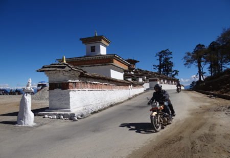 <strong> LE BHOUTAN </strong>

Perdu au coeur de l’Himalaya, ce petit royaume vous promet une expérience exclusive. Don indicateur atypique de Bonheur National Brut lui vaut son surnom “le pays du bonheur”. En choisissant de partir en <strong> <a href=”https://www.vintagerides.com/voyage-moto/bhoutan-nepal/”>voyage moto au Bhoutan</a> </strong>, vous faites le choix d’être propulsé dans un autre monde.
A travers de belles routes de montagnes, vous découvrirez des villages authentiques au cœur des plus hauts sommets. La culture locale vous plongera dans une ambiance spirituelle unique. En plus des monastères traditionnels perchés à flanc de montagne, vous pourrez observer cette ferveur religieuse lors de festivals bouddhistes.
Ce pays correspond à la perfection à l’ADN de Vintage Rides grâce à son authenticité et à ses traditions préservées. Ce <strong> road trip moto </strong> vous créera des souvenirs impérissables et pourrait changer votre façon de voir le monde.
