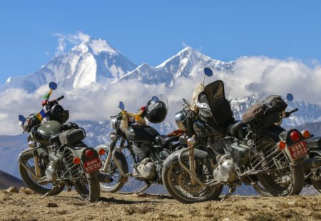 <strong>Pourquoi as-tu décidé de partir sur ce <a href="https://www.vintagerides.com/voyage-moto/indonesie/">voyage moto Indonésie</a> ? </strong>

Cela fait quelques années que je fais des voyages en Royal Enfield avec votre <a href="https://www.vintagerides.com">agence voyage moto</a>, Ladakh, Népal, Mongolie. A mes yeux, c’est la meilleure façon de voyager pour plusieurs raisons. Vision à 180°, ressenti du vent, de la température, odeurs, sensation de liberté, d’aventure, et le sentiment de vivre tout ça à 200%. Le côté physique et dépassement de soi me plaît beaucoup car je suis assez sportif. Lors de mon voyage au Ladakh en 2017, j’ai rencontré Georges qui m’a proposé de nous retrouver en Indonésie. 

<strong>Quelle est ton impression générale sur ce road-trip ?</strong>

Magnifique voyage ! C’est mon 3ème raid avec Reshad, après le Mustang et la Mongolie. Comme à son habitude, il a tenté des petites alternatives vraiment sympas. Le petit plus qui m’a vraiment emballé par rapport aux autres destinations, ce sont les rencontres riches et authentiques avec les balinais et les javanais. 