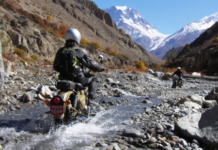<h2> Retour sur notre <a href="https://www.vintagerides.com/voyage-moto/inde-himalaya/">voyage moto en Himalaya</a> </h2>

Josh, Ravi, François, mais aussi, Deepak ou Reshad, voilà quelques-uns de nos guides qui vous ont emmené jusqu’au Mustang. Aidés de nos mécanos de choc et de nos chauffeurs hors pair, ils sont devenus au fil des ans totalement accros à ce royaume de pierre et de vent. Ce voyage au Népal est aussi un coup de cœur pour beaucoup de nos riders. De Jean-Paul, parti en 2015, à Frédéric et Sylvie, tout juste revenus à l’automne dernier, les voix sont unanimes : Quelle claque ! Et la fierté d’y être arrivé ! 
Décollage dans 3,2,1…

À quelques semaines du top départ des vacances de Pâques, vous hésitez encore ? Une petite voix intérieure vous pousse à mettre les voiles vers les sommets de l’Himalaya. Pour un printemps qui rime avec grands espaces, authenticité et challenge physique.
