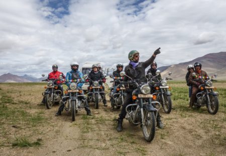 Taglang La, Chang La, Khardung La… Avec ces cols de plus de 5000m d’altitude à traverser, il est probable que vous soyez confronté au mal de montagne lors de votre <a href="https://www.vintagerides.com/voyage-moto/inde-himalaya/">voyage moto en Himalaya</a>. Pour commencer le trip en douceur, tous nos tours débutent par une ou deux journées d’acclimatation. Du repos, associé à une bonne hydratation, font disparaître les symptômes du MAM au bout de quelques jours. Enfourchez votre bécane l’esprit serein : nos guides moto, grands experts de cette région de haute montagne, ont l’habitude de gérer l’altitude. Chaque jour, vous passez des paliers progressivement pour vous familiariser avec la route et ce nouvel environnement. Sachez aussi qu’il est possible de faire appel à votre médecin avant le départ en deux-roues sur le toit du monde. En fonction de vos besoins, il peut vous conseiller des gélules homéopathiques de coca ou du Diamox, médicament spécial pour le traitement du MAM. 