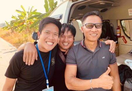 Au garage de Chiang Mai, Lek et Tom s’occupent de notre flotte de Royal Enfield et partent sur les routes et pistes de la Thaïlande ainsi que sur nos <a href="https://www.vintagerides.com/voyage-moto/laos-thailande/">voyages moto Laos</a>. Lek est notre « chouchou », il a appris très vite la mécanique spécifique à la Enfield, sait tout réparer et surtout il a un contact facile avec les gens rencontrés sur la route. En parlant ni français ni anglais, c’est fascinant de le voir communiquer avec tout les riders. Le garage de Bali en Indonésie est géré par Seno, mécano passionné qui part chaque été sur la route des volcans jusqu’à Java. Avec lui, basé à Ubud, il y a Olivier, amateur de belles machines qui veille sur les Royal Enfield tout au long de l’année. 

Lors des <a href="https://www.vintagerides.com/voyage-moto/afrique-du-sud/">voyages moto en Afrique du Sud</a>, du Cap jusqu’au Parc Kruger, c’est Kevin qui part sur la route. Au Rwanda, c’est Bertin, accompagné de Djumaïné, qui s’occupent depuis peu de la première flotte de Royal Enfield du pays. 