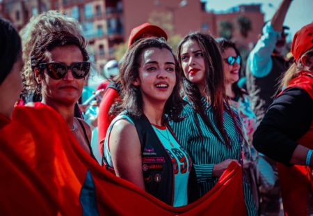 Premier club de moto féminin dans le monde arabe, « Miss Moto Maroc » participe au renouveau africain. Toutefois, soucieuses de faire entendre leurs voix et de faire bouger les choses, les adhérentes de l’association ne se sont pas arrêtées au monde de la moto. L’association est force de proposition et monte de nombreux autres événements à diverses fins.
Du 26 au 29 mars s'est tenu à Marrakech, à l’occasion de la journée mondiale des droits des femmes, le « March Moto Madness Morocco ». L’objectif était de questionner l’image de la femme marocaine et sa place dans un monde moderne, à travers le prisme de la moto. La sécurité routière ou le respect du Code de la route ont également été des sujets traités par les responsables. Une superbe initiative encouragée par le mouvement féministe marocain et par Vintage Rides évidemment.

