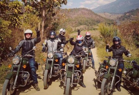 <h2>Quels voyages moto as-tu déjà effectué ?</h2>

Différents voyages en famille avec Igor mon compagnon et notre fille Nikita. Europe, Corse, Italie, Grèce... Puis en 2013, le déclic, <a href="https://www.vintagerides.com/voyage-moto/inde-du-nord-rajasthan/">voyage moto au Rajasthan</a> tous les 3, avec Nikita qui avait seulement 11 ans. Depuis, nous sommes allés au Canada faire de la motoneige dans les Laurentides. On est retourné en famille en Inde réaliser un voyage moto Sur la route des Epices au Kerala. L’année suivante, on s’est retrouvé tous les trois sur les routes de Ceylan au Sri Lanka. Puis en 2018, nous sommes partis en petit groupe en Thaïlande avec mon mari, ma fille, mon père et un couple d’amis que l’on a rencontré lors d’un voyage moto en Argentine. L’an dernier, on a laissé la moto de côté pour réaliser un autre rêve : aller voir les Baleines au Mexique en Basse-Californie.