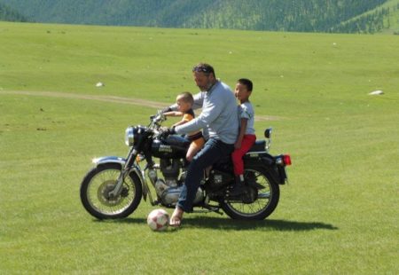 Pas fan des motos dernière génération suréquipées, c’est sur des bécanes simples qu’il prend plaisir à parcourir le monde. 
<a href="https://www.vintagerides.com/voyage-moto/mongolie/">Dans les steppes mongoles</a> ou sous la neige du <a href="https://www.vintagerides.com/voyage-moto/inde-himalaya/">Ladakh</a>, Pierry mène toujours ses troupes avec entrain sous sa casquette de guide. 

Simplicité et légèreté sont les conseils qu’il vous prodiguera si vous lui demandez comment se préparer pour un road trip moto. Pour le reste, il a une définition bien tranchée de l’aventure en 2 roues ! 

C’est ce qu’il explique dans le nouvel épisode de Rider Radio, à écouter dès maintenant ici ou <a href="https://podcasts.apple.com/.../rider-radio/id1542589114/">sur votre plateforme d'écoute.</a>








