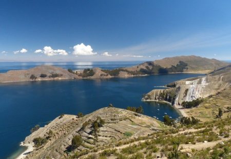 <h2>Qu’est-ce que tu as proposé à l’équipe alors au lac Titicaca?</h2>

J’ai préféré me concentrer sur des petites pistes avec de belles vues sur le lac, en passant évidemment par de très belles ruines. Cela donne un vrai côté romantique. 

<h2>Tu recommandes d’avoir quel niveau?</h2>

Je conseille une expérience moyenne. Tu n’es clairement pas obligé d’avoir une grosse expérience off-road. Disons que c’est plus une question d’endurance car il faut pouvoir être 8 heures sur la moto certains jours. Les motards aguerris peuvent venir en duo.

<h2>Et la Bullet? En quoi c’est la bonne moto pour ce genre de trip?</h2>

C’est la bonne moto tout simplement parce qu’on a dessiné un itinéraire pour elle. On sait que ça va fonctionner. La Bullet est une moto pour voyager, pas uniquement pour faire la balade du dimanche. Elle est faite pour ça. La seule chose à éviter sont les longues lignes droites monotones. Dès que tu es là-haut, tu alternes avec de la route principale sinueuse et de la petite piste. C’est exactement le mix qu’il lui faut.