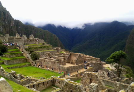 <h2>Cuzco : l'ancienne capitale des Incas</h2>

Située en altitude, l'ancienne capitale des Incas vaut incontestablement le détour. À tel point qu'elle fait l'objet d'une étape dans l'un de nos <a href="https://www.vintagerides.com/voyage-moto/amerique-du-sud-perou/">voyages à moto au Pérou</a>. Parmi les choses les plus agréables à faire à Cuzco, on retrouve : la place d'Armes, la qoricancha, les ruines et la vallée secrète. Vous apprécierez ces instants de repos après une journée chargée sur une route magnifique.