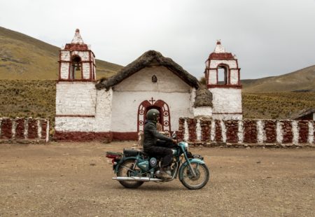 <h2>Est-ce que tu peux décrire rapidement ta reco au Pérou?</h2>

Je suis parti au Sud du Pérou avec ma femme, Shweta. La reco s’est faite en 40 jours. Nous avions deux objectifs; dessiner un circuit dans l’esprit de Vintage Rides et filmer notre reconnaissance. Je me suis concentré sur un triangle d’exploration entre Arequipa, Cuzco et le lac Titicaca. Comme d’habitude, tu essayes de trouver un maximum de pistes, de routes alternatives. J’ai tenté des trucs. Parfois ça passe. Parfois ça ne passe pas. Tu évites la “main road” le plus possible sans que ce soit trop technique. C’est la clé pour sortir des sentiers battus. Après je t’avoue que les “main roads” sont en très bon état avec très peu de trafic. Cela fait du bien de temps en temps de prendre des morceaux bien dessinés où tu peux tordre la poignée.

<h2>Tu me parlais d’un triangle lors de ton <a href="https://www.vintagerides.com/voyage-moto/amerique-du-sud-perou/">voyage moto au Pérou</a></h2>

Si tu prends Arequipa, Cuzco et le lac Titicaca sur une carte, cela forme un triangle. Tu démarres le trip à Arequipa, ville coloniale. C’est une superbe mise en ambiance. Une fois atteint Cuzco au Nord, la cité Inca, tu pars explorer le Machu Picchu. Et enfin, après avoir exploré les plateaux andins et le bassin amazonien, tu découvres le lac le plus haut d’Amérique latine.

Envie d'aventure ? Découvrez tous nos <a href="https://www.vintagerides.com/voyage-moto-en-amerique-du-sud/">voyages moto en Amérique du Sud</a>