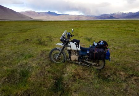 <h2> Nicole </h2>

Nicole avait besoin d'acquérir de l’expérience avant de réaliser un rêve : rouler dans la vallée du mustang. Il faut dire qu’elle en a pris de l'assurance depuis ce jour où elle s’est fait la promesse de passer le permis pour découvrir le monde à moto après nous avoir vu à la télé. Ladakh, Mongolie, Sri Lanka, Pérou, Rwanda, Maroc… Enfin, le moment approche : <a href="https://www.vintagerides.com/voyage-moto/bhoutan-nepal/">road-trip moto au Népal</a>, c'était pour septembre ! Elle y retrouvera Véro, 52 ans, qui n'était jamais partie seule avant ce jour de janvier 2019 où elle débarque au Sri Lanka, inscrite 
pour son premier voyage moto. Depuis, nous l’avons retrouvée au Pérou et au Maroc, mais c’est au Sri Lanka, un pays dont elle est tombée amoureuse qu’elle revient régulièrement. 
