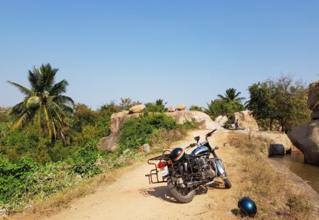 <h2>Quelle est la moto de tes rêves? </h2>

J'en ai plein ! Parmi elles : une Ducati GT1000 de 2009, une Norton Commando 850 des années 70 ou une 921 Mk2 de 2018. 

<h2> Quelle est l'aventure dont tu es le plus fier ? </h2> 

En janvier 2020, je suis allé faire seul <a href="https://www.vintagerides.com/voyage-moto/inde-du-nord-rajasthan/"> un voyage moto en Inde du Nord</a> avec notre itinéraire Chic & Charme au Madhya Pradesh. J’ai fait 2400 km de New Delhi à Orccha en 5 jours. Je n’avais qu’une envie : être en vacances et rouler avec ma Bullet !
 
Un jour, ayant pris du retard pendant la journée, je me suis retrouvé sur une étape à la tombée de la nuit. J’étais seul dans la réserve de tigres de Pench, au sud de l'état du Madhya Pradesh. Pour couronner le tout, mon téléphone contenant les traces GPS n'avait plus de batterie et s’était éteint en route. Sachant qu’il y avait potentiellement des tigres sauvages autour de moi, je n’étais pas rassuré… J’étais coincé dans de l'offroad assez technique, mais le point positif est que le bruit de ma bullet a sûrement dû faire fuir les félins. Je n’ai donc vu aucun tigre, et ai fini par retrouver mon chemin.
